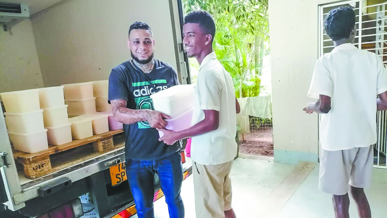 À l’atelier Joie de Vivre, des jeunes de 10 à 16 ans apprennent les bases de l’alphabétisation.