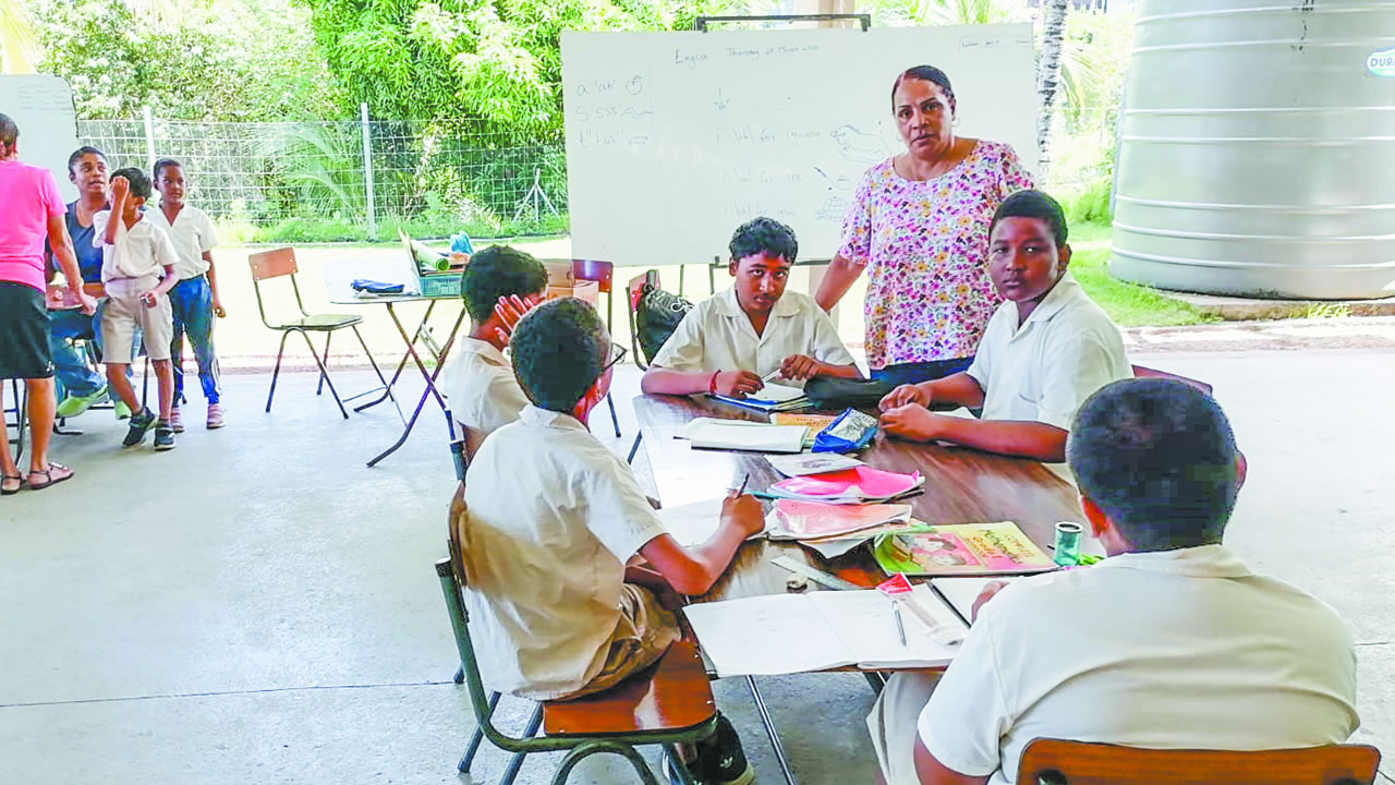 Fances Townsend, directrice de l’atelier Joie de Vivre, est bien plus qu’une éducatrice : elle est une véritable mère pour ces jeunes laissés-pour-compte du système.
