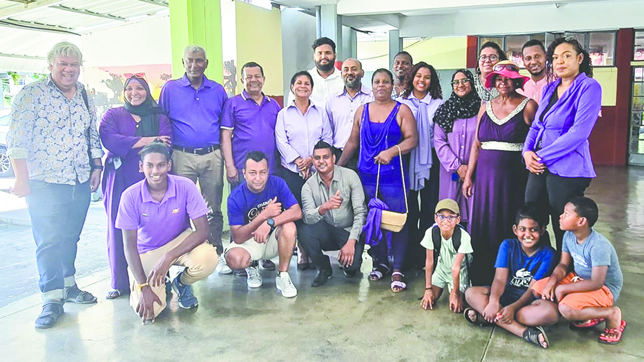 La ministre Arianne Navarre-Marie en compagnie de quelques candidates et de ses partisans.