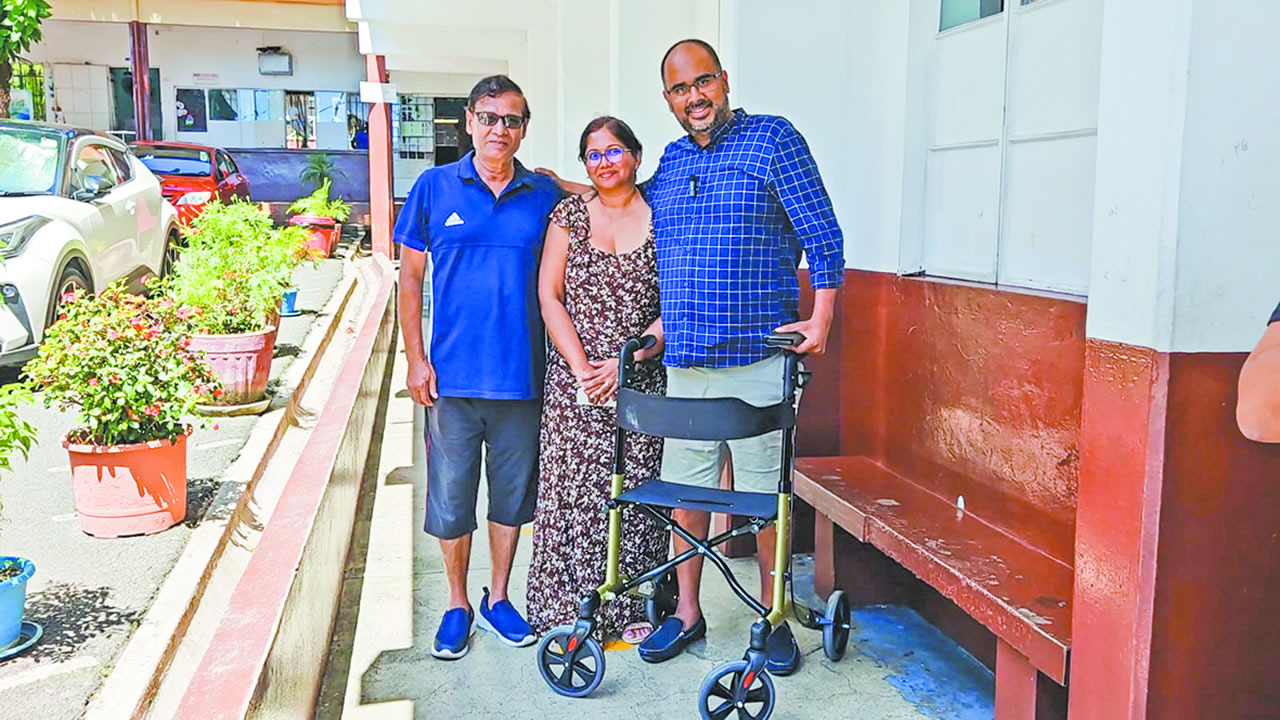 Le jeune candidat indépendant Girish Ramjuttun immortalisant le moment avec ses parents.