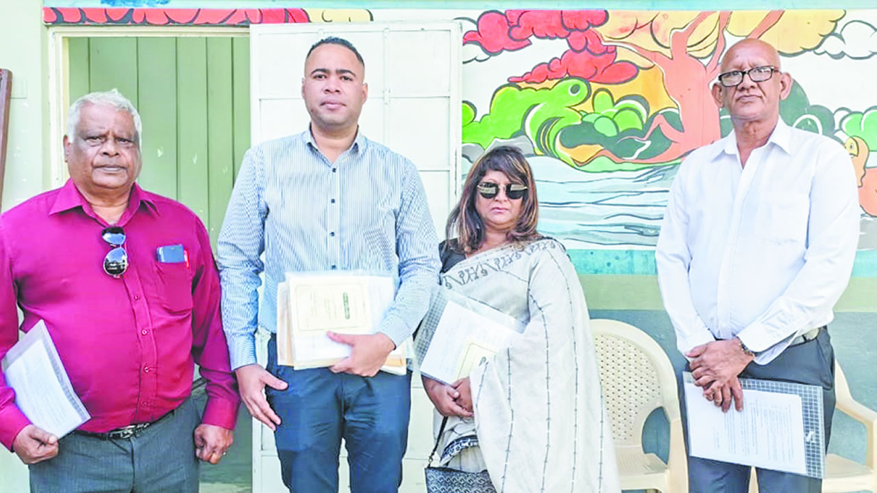 Les candidats du Muvman Liberater, dont l’ancien maire David Utile (2e à gauche).