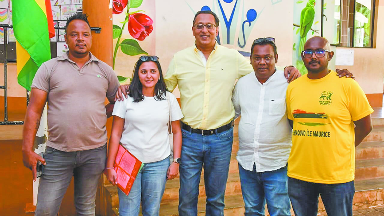 Le Reform Party de Roshi Bhadain (au c.) se pose en tant que principal challenger de l’Alliance du Changement.