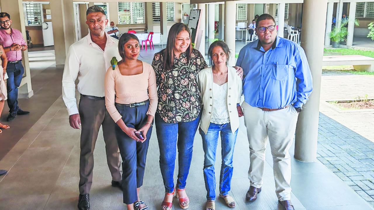 Les quatre candidats de Repiblik Sitwayen Popiler au Ward 3, aux côtés de leur leader Tania Diolle.