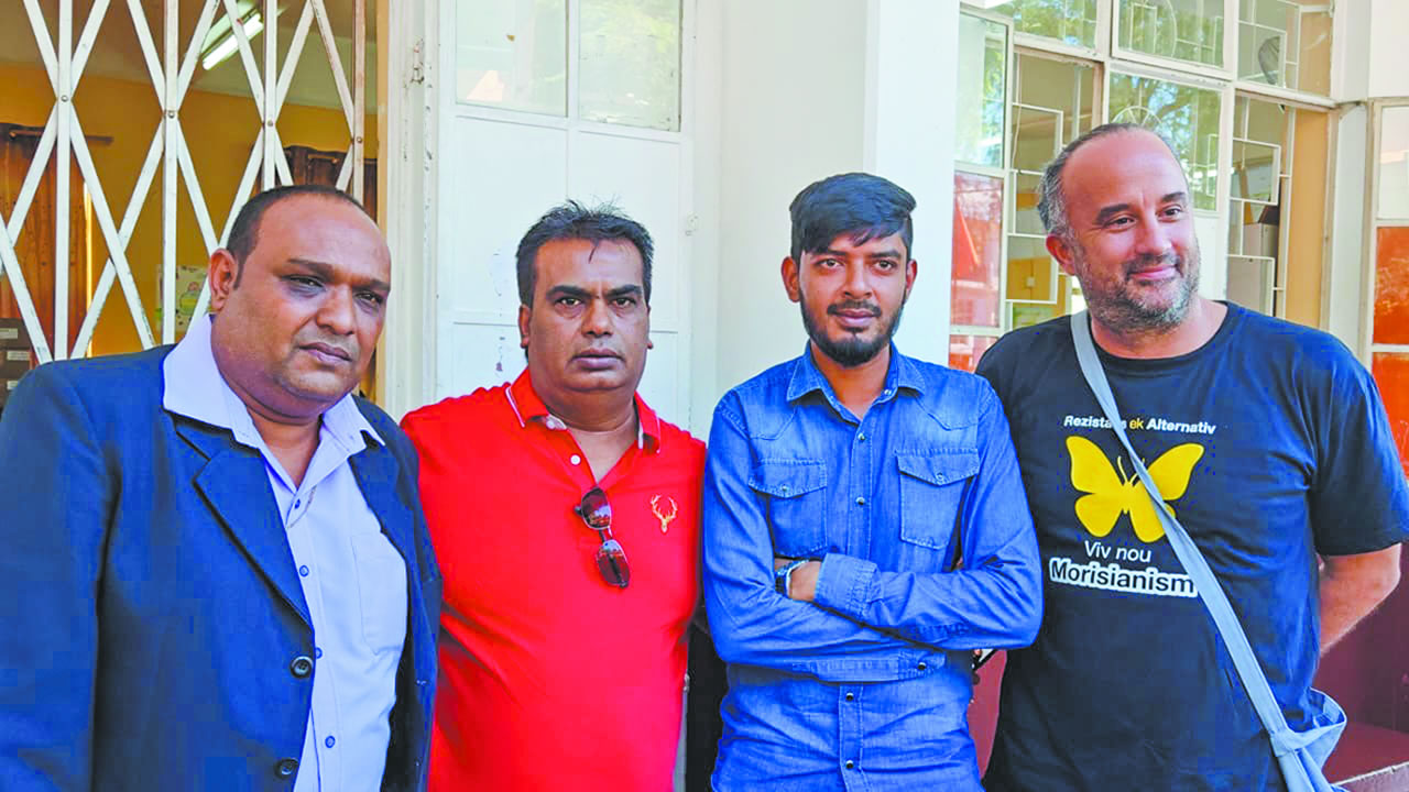 Sha-Nawaz Janhangeer de Nouveaux Démocrates posant fièrement aux côtés des candidats de l’Alliance du Changement, Santaram Hanendah, Pravin Sampatlall et David Sauvage.