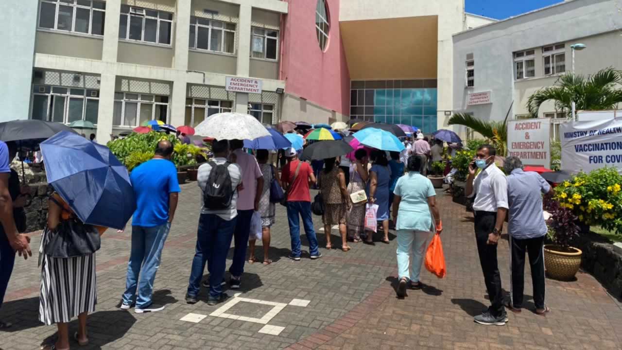 Il y avait une longue file d’attente devant l’hôpital Victoria lundi.
