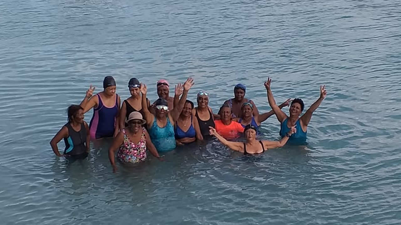 Hilda en compagnie de ses amies du club Hibiscus à Flic-en-Flac.