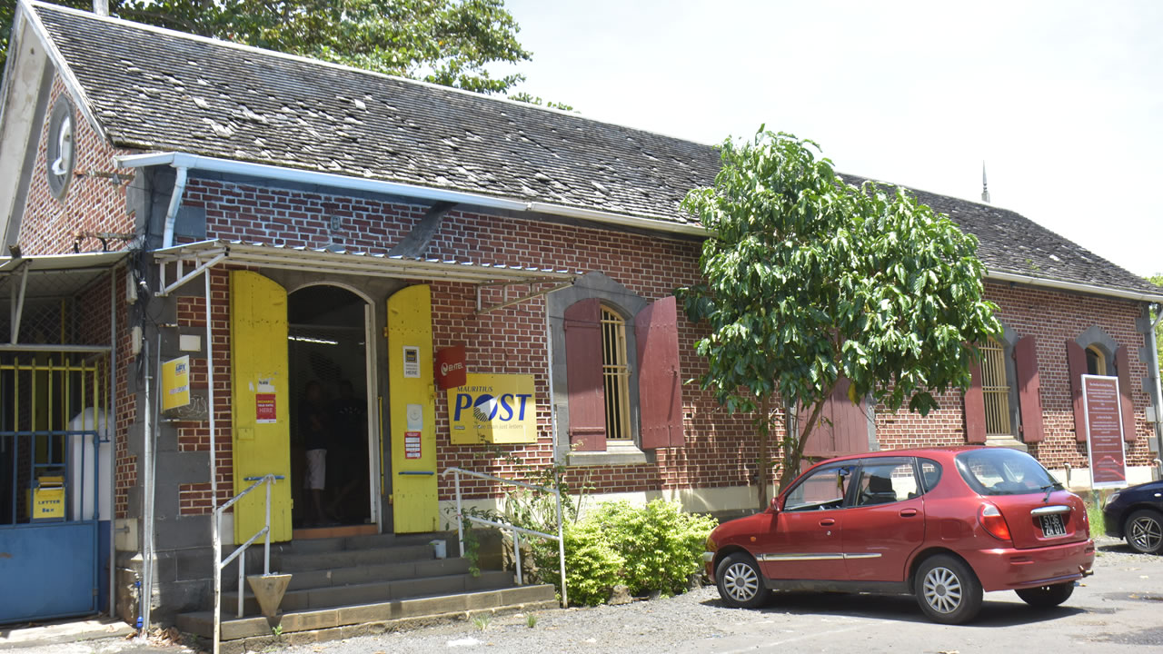 L’édifice jadis utilisé comme poste et gare du train est toujours opérationel et sert encore comme la poste.