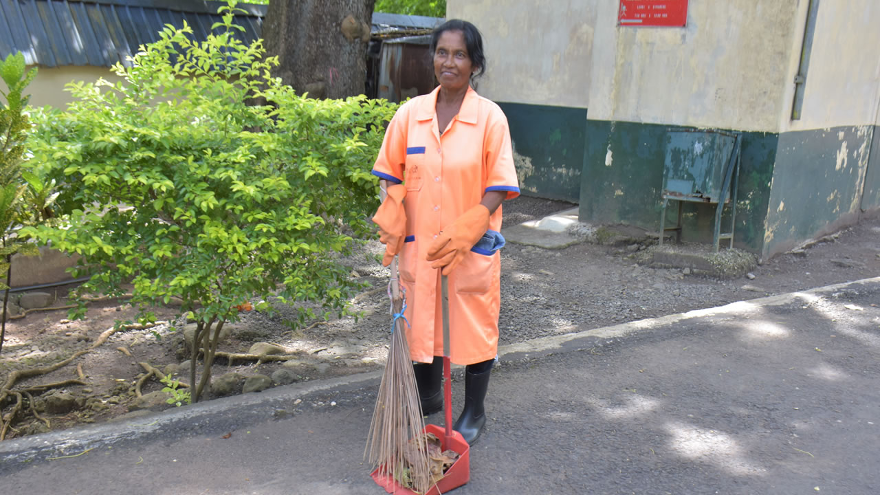 Le personnel d’entretien bosse dur pour garder ce lieu propre.