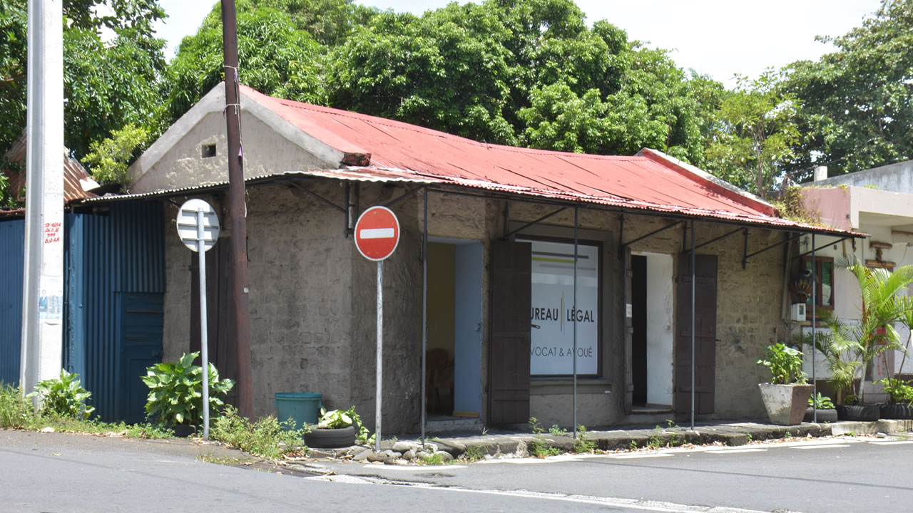 Un vieux bâtiment  utilisé par des hommes de loi du privé.