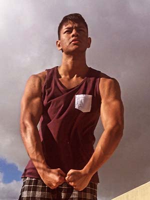 Le jeune étudiant a aujourd’hui des muscles bien dessinés. 