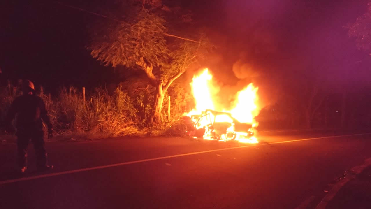 La voiture en flamme quelques minutes après l’accident.