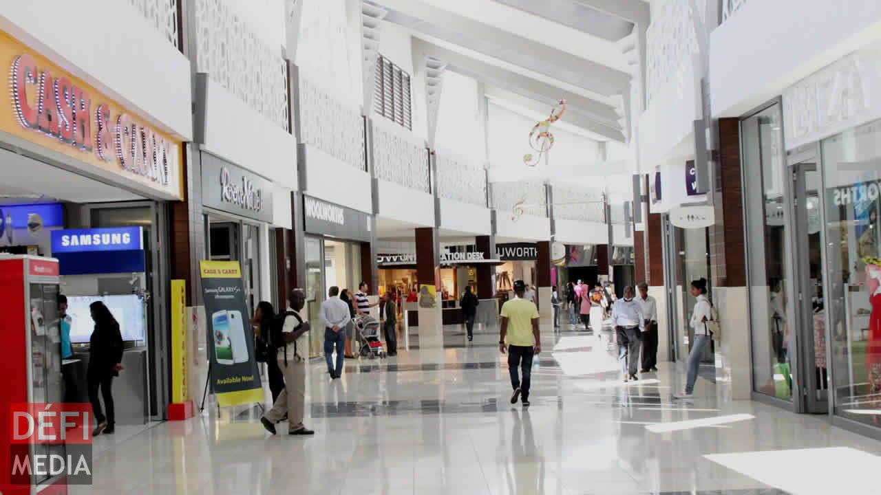 Les travailleurs étrangers travaillent également comme vendeurs dans les centres commerciaux.