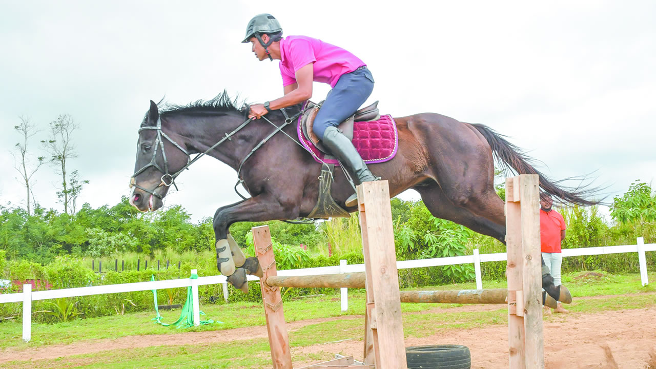 Moniteur d’équitation, Shahrukh Bundhoo-Puddoo accompagne les apprentis cavaliers.