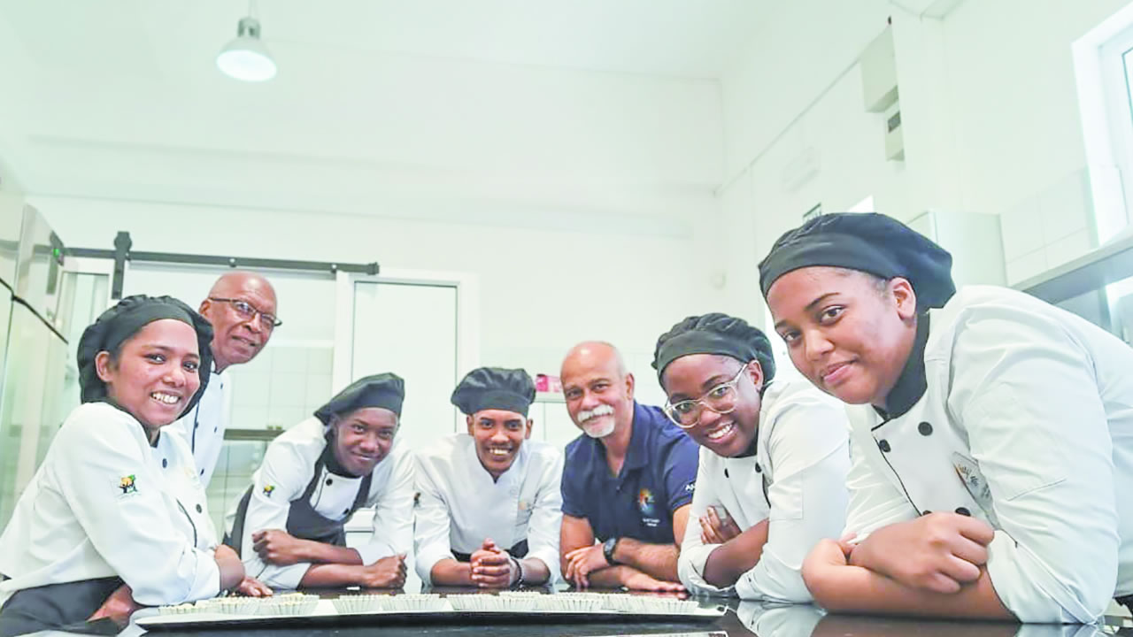 Stebane Sineyah entouré de ses instructeurs et camarades de classe.