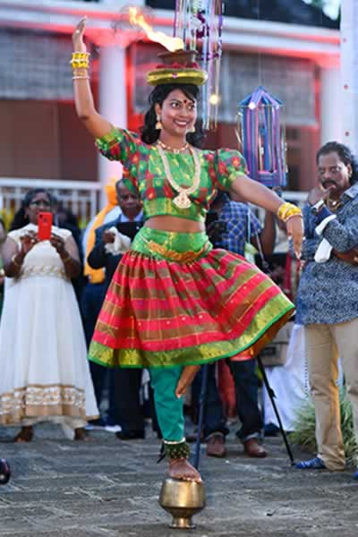 Cette danse avec des pots de feu sur la tête impressionne plus d’un. 