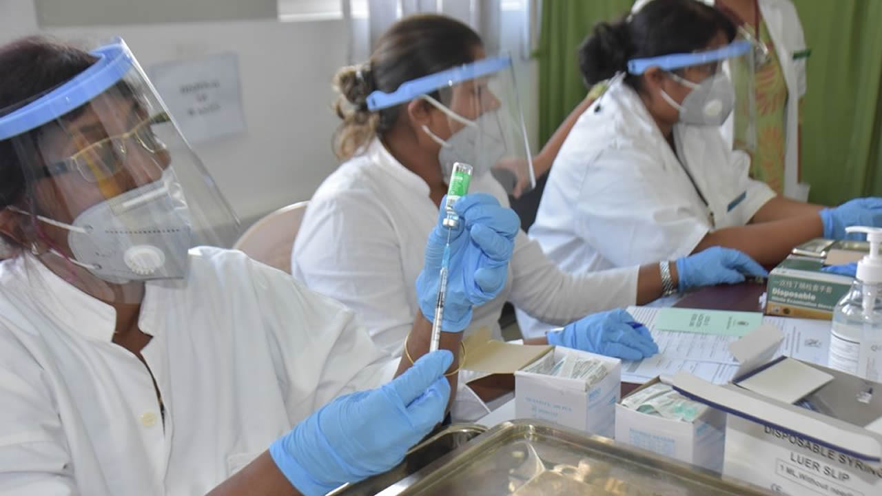 L’équipe qui a la lourde tâche d’administrer le vaccin.