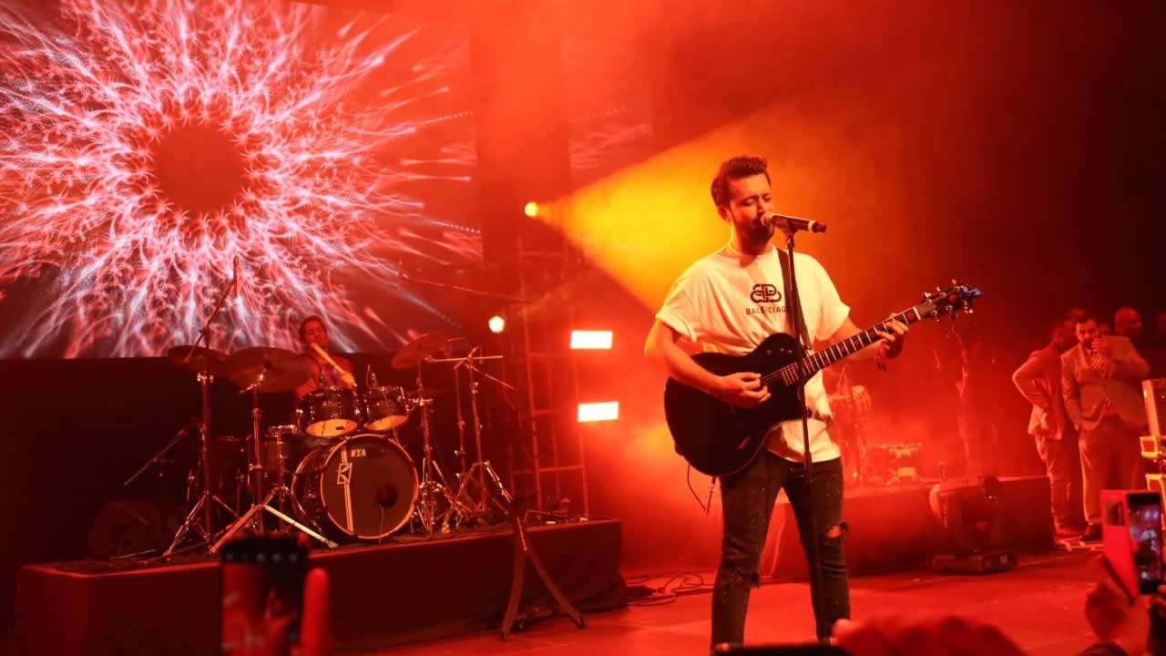 Moment musical riche en émotions par Atif Aslam au SVICC samedi soir.