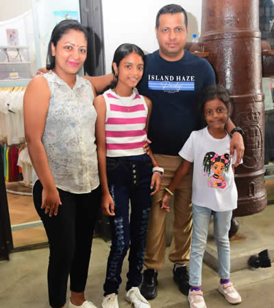 Avin et Nisha Bholah, accompagnés de leurs deux filles, Avni et Avisha, unis dans la compétition.