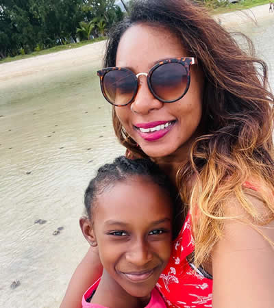 Béatrice et Elo’Anne partagent une complicité tissée dans la tendresse et le respect mutuel.