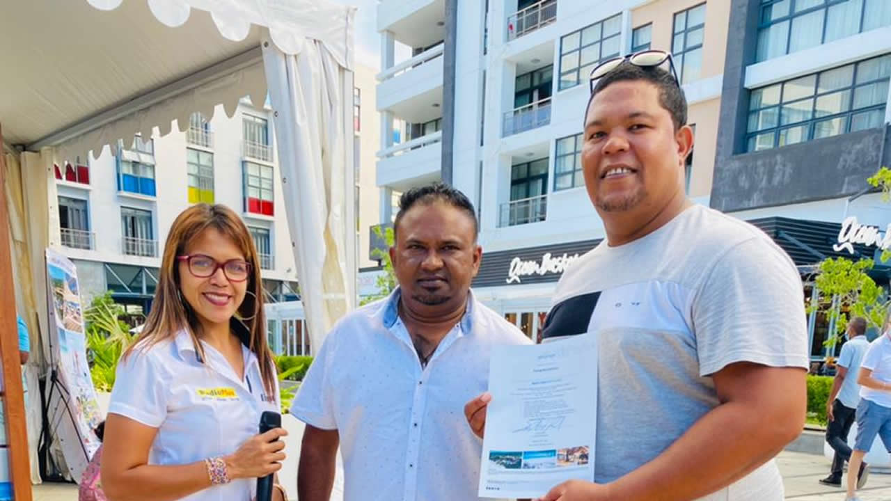 Lindlay Armance (à dr) recevant son prix des mains de Kunal Ghurbhurrun, Banquet & Sales Manager au Crystals Beach Maritim Hotel, et de Stéphanie, de Radio Plus.