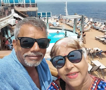 Une photo du couple Gopee lors de ce grand voyage.