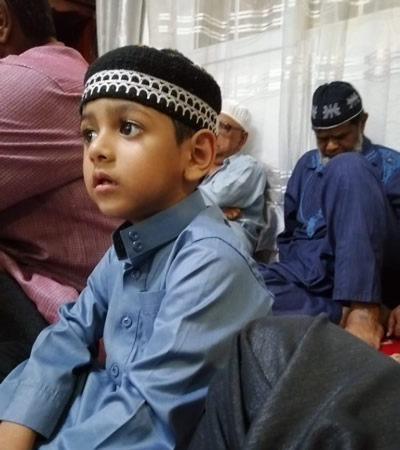 Il sait faire rire tout le monde.