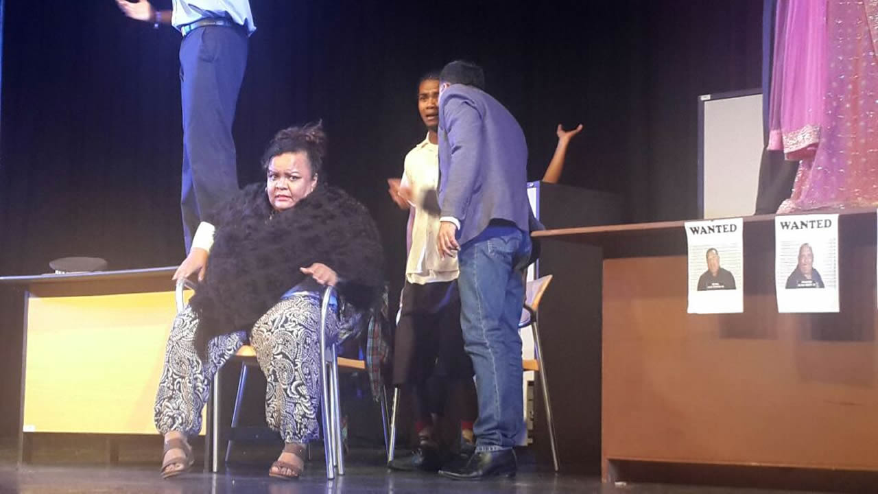 La troupe Komiko est reconnue pour ses pièces humoristiques qui mêlent rires et émotions.