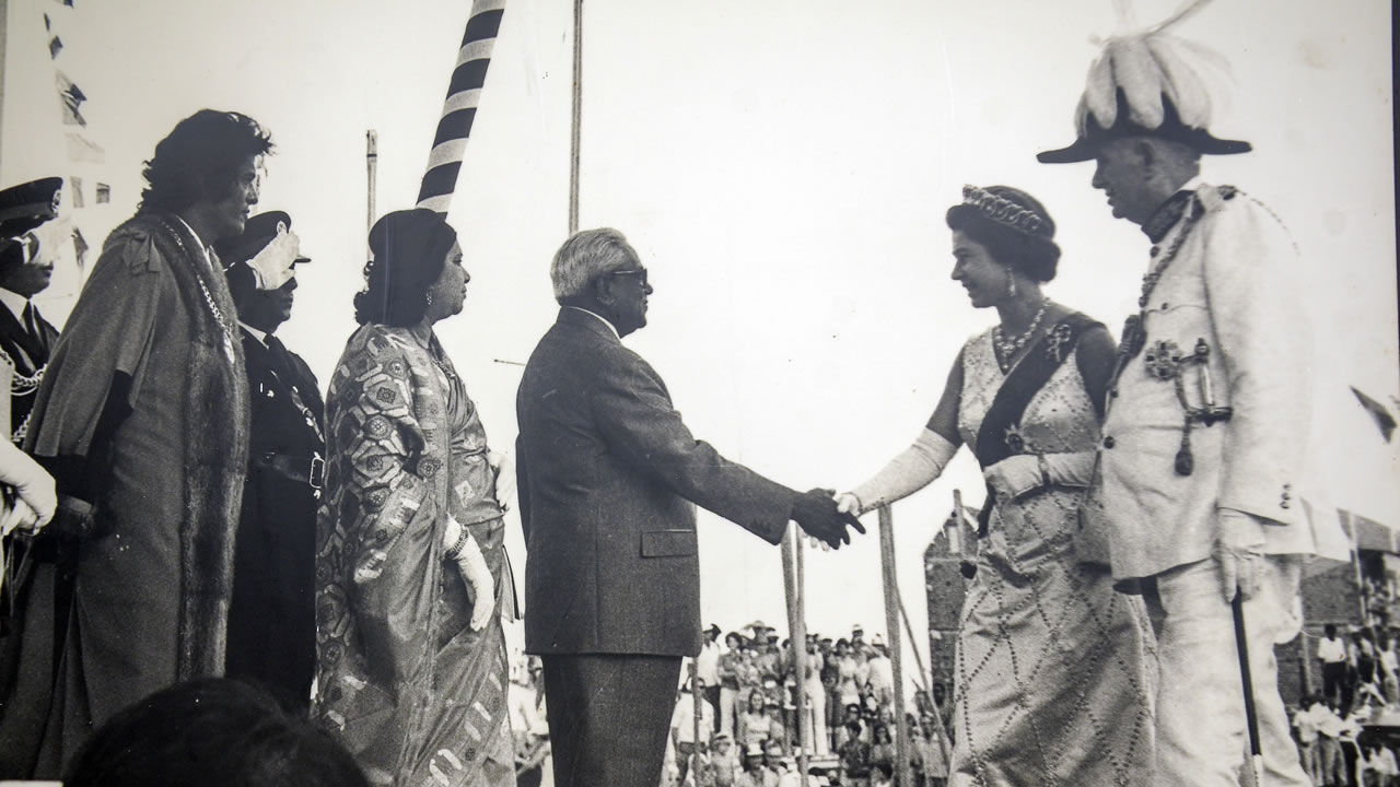 Un souvenir inestimable : Lady Sushil Ramgoolam et Sir Seewoosagur Ramgoolam reçoivent la Reine Elizabeth II et le Prince Philip.