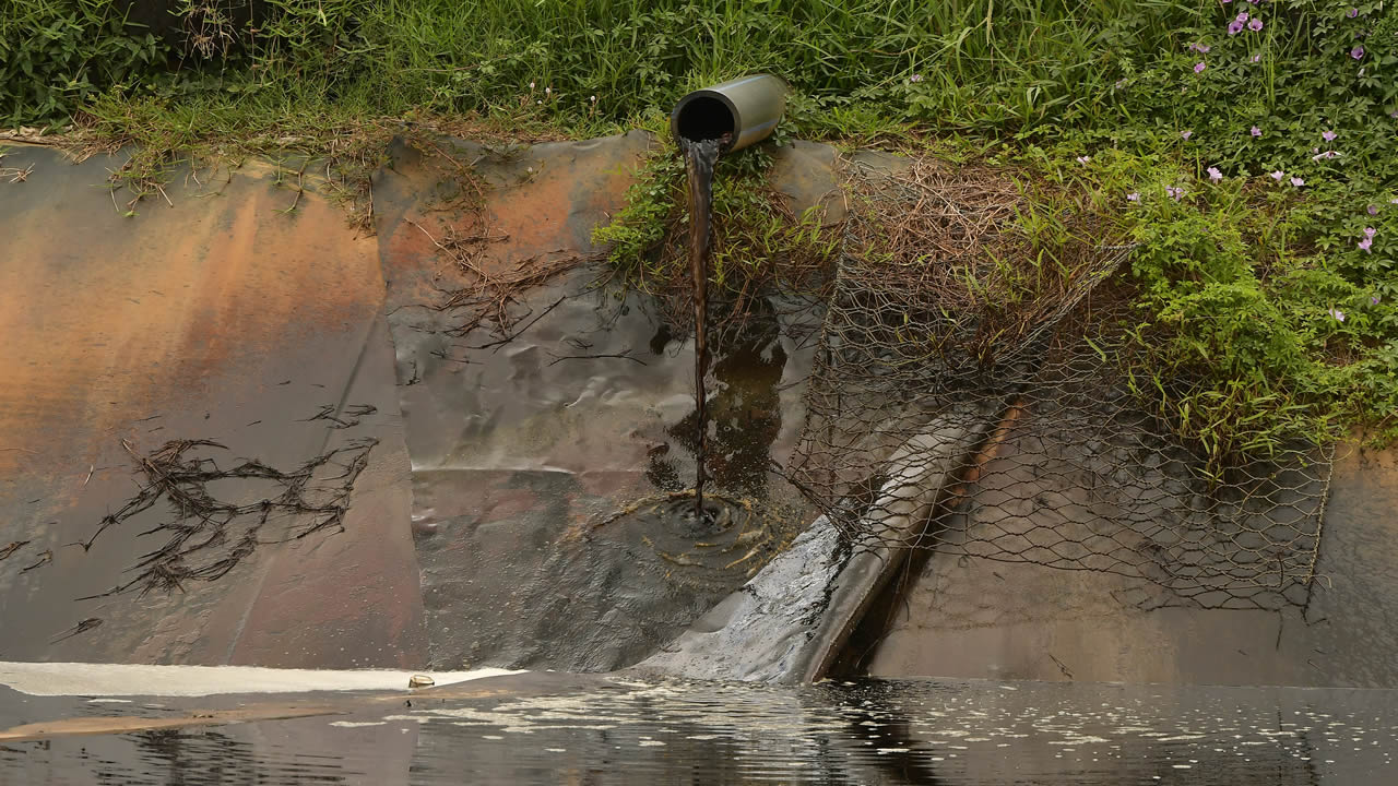 Le ‘lixiviat’ : le jus des décompositions est capté dans un puit. Il est ensuite traité. 