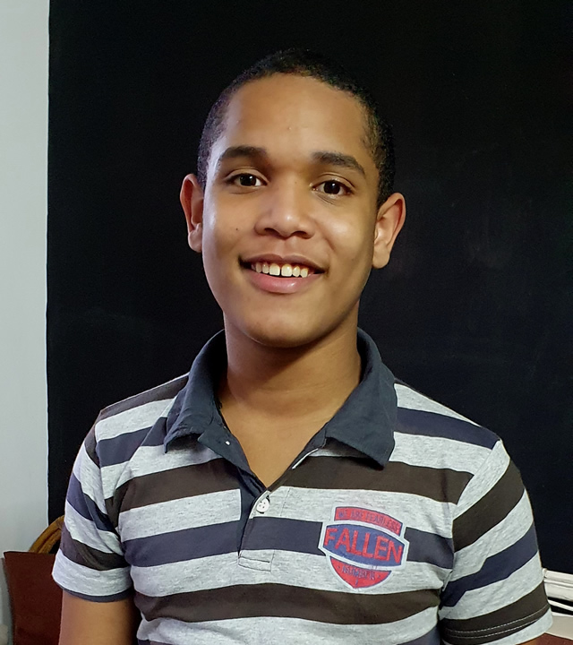 L'adolescent fréquente le Bocage International School  grâce à une bourse d'études. 