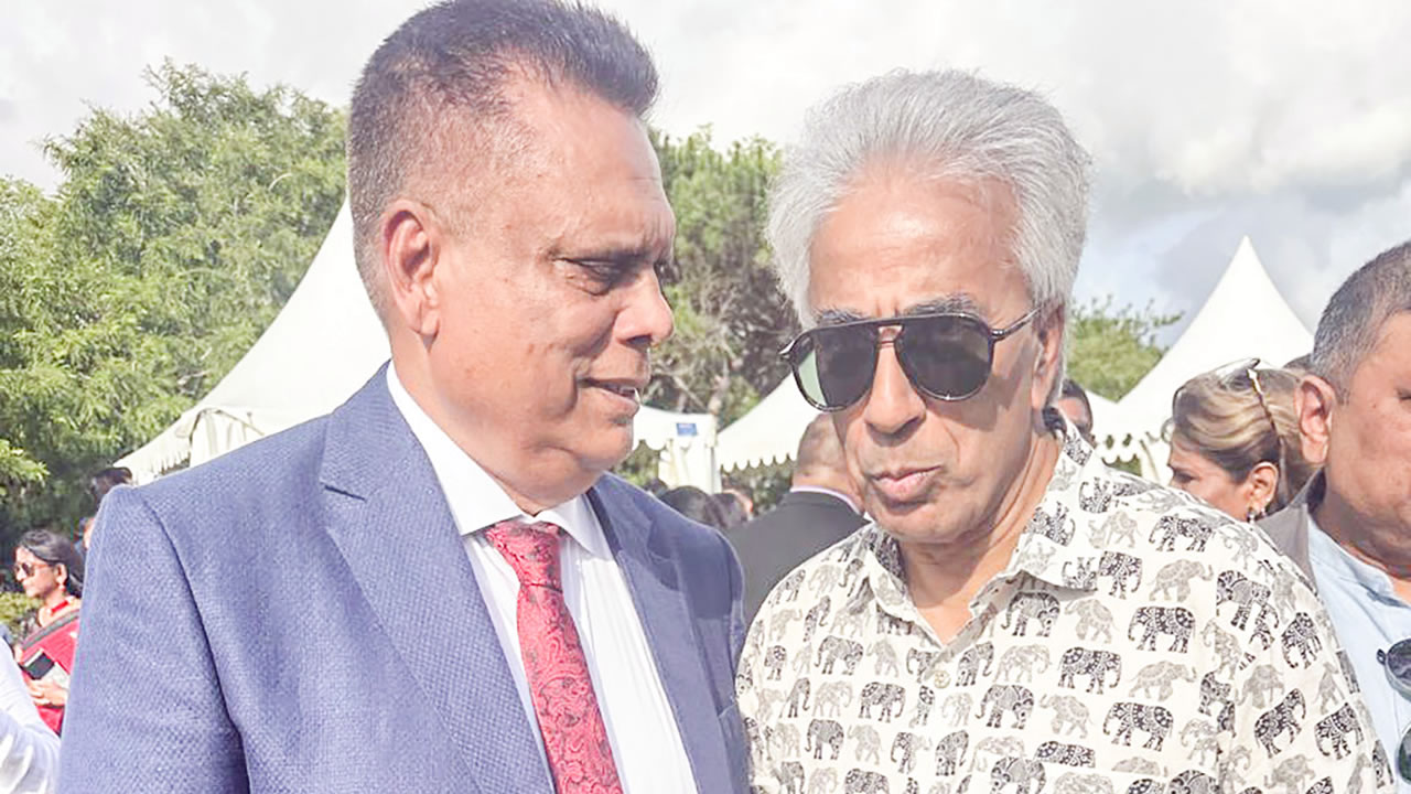 Autre cliché de Nasser Beekhy en compagnie d’Arvin Boolell lors d’un événement au Gymkhana.