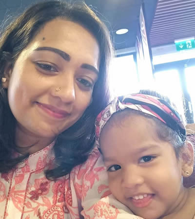 Khaira, 6 ans, et sa maman Nuzha forment un duo complice.