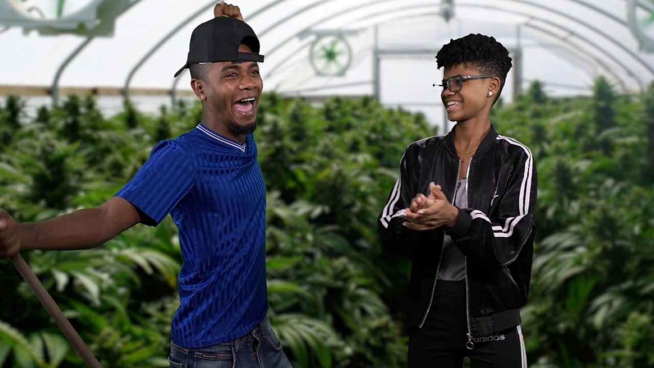 Le duo frère et sœur, Olivier et Christina Sirop, ajoute complicité  et humour à chaque sketch.