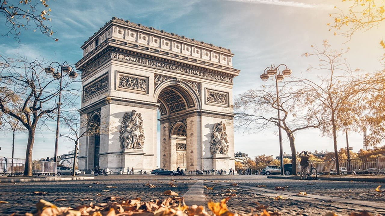 L’Arc de Triomphe, en haut des Champs-Élysées, sur la place de l'Étoile.