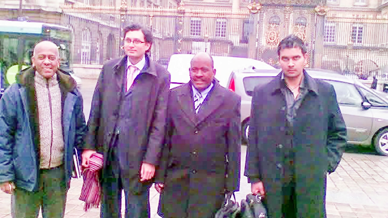 L’homme de loi en compagnie d’Olivier Bancoult en Angleterre. Photo prise en 2008, lorsque le leader des Chagossiens voulait poursuivre la Couronne pour crime contre l’humanité.