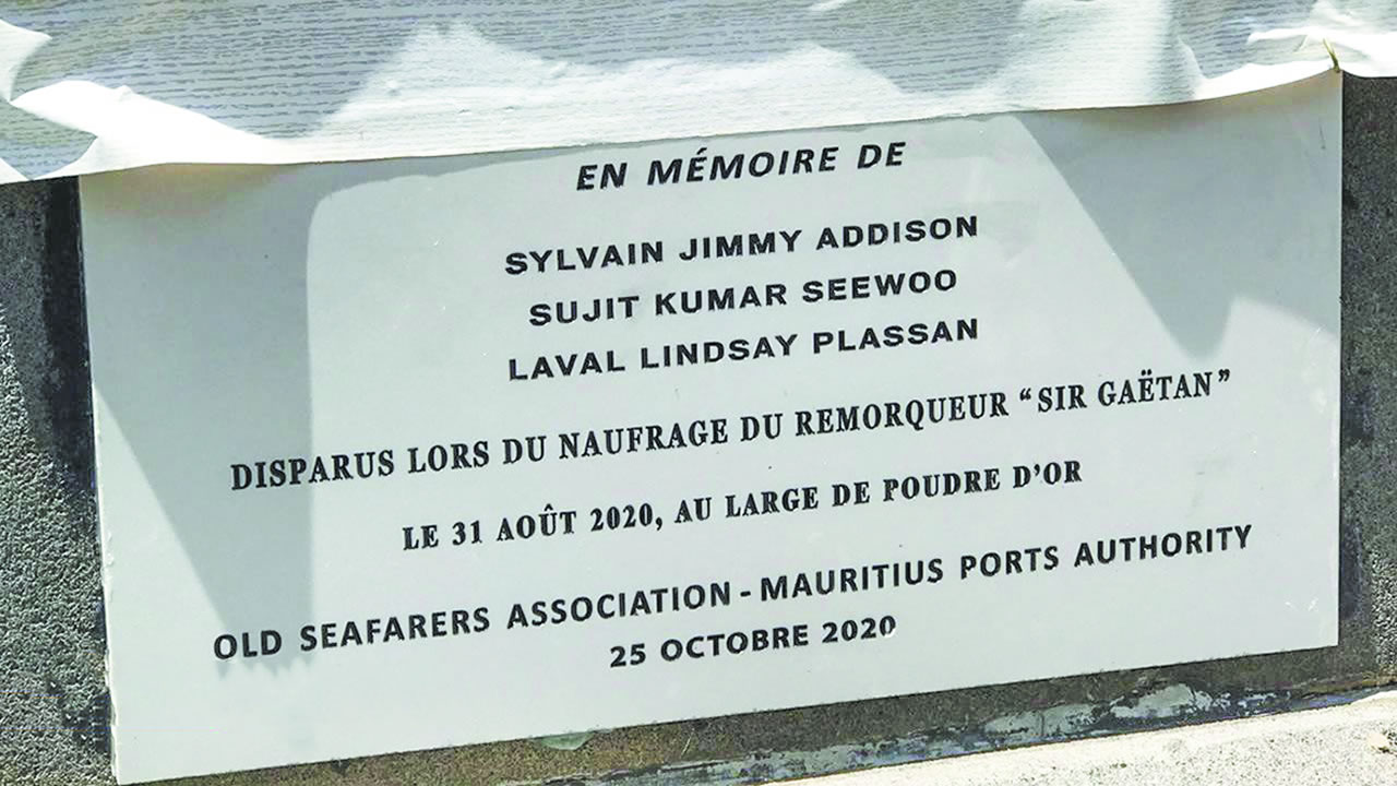 Une plaque commémorative rendant hommage aux marins disparus a été dévoilée le dimanche 25 octobre 2020 à côté de l’église de l’Immaculée-Conception, à Port-Louis.