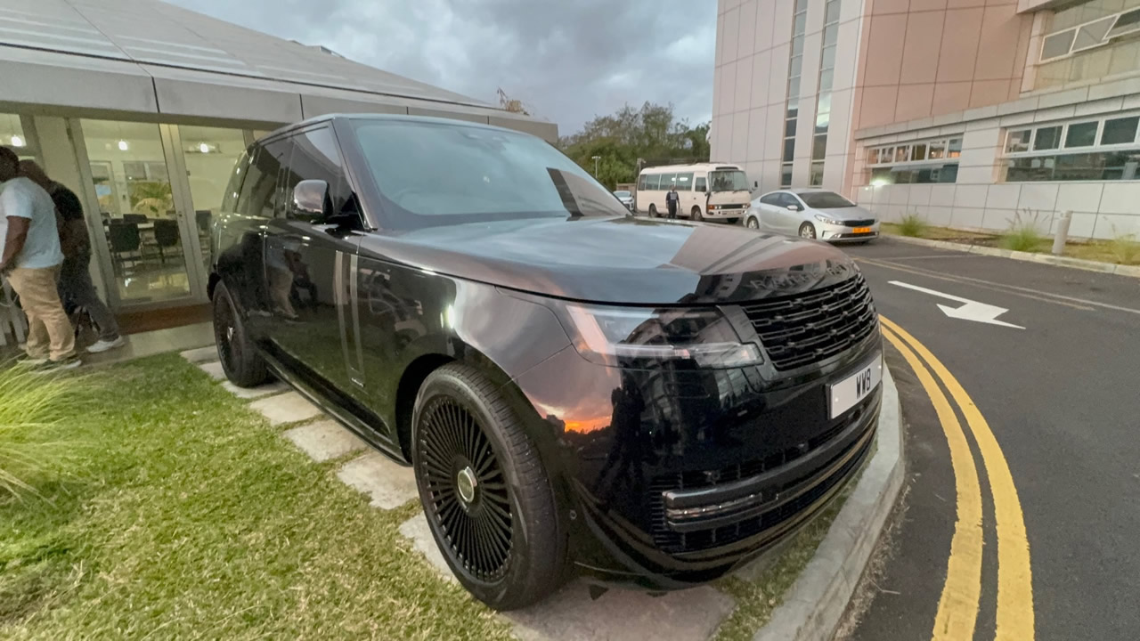 Une Range Rover, avec une immatriculation personnalisée,  retrouvée chez le suspect Appaya.