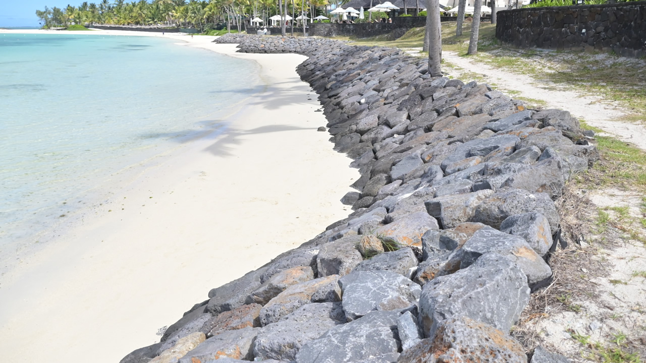 L’érosion fait des dégâts en face de cet établissement hôtelier de la région de Palmar.