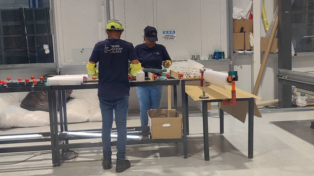 Chaque verre est travaillé avec précision selon les dimensions et les exigences spécifiques du client.