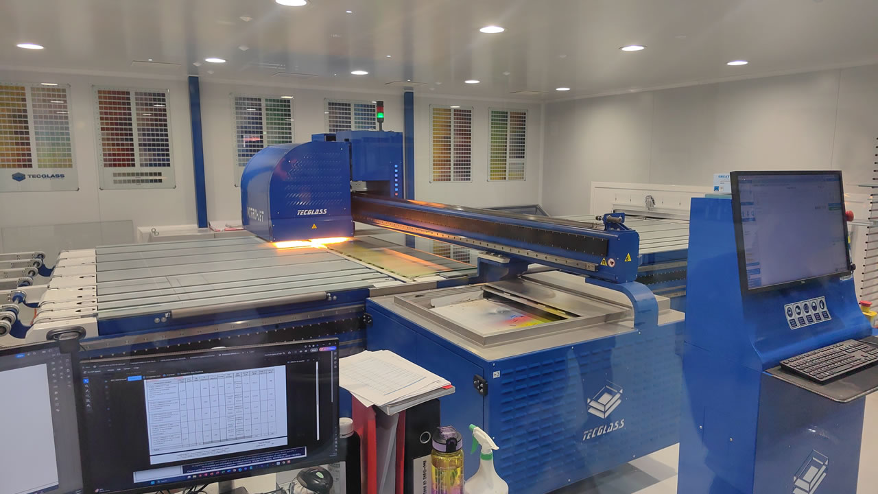 Au cœur de l’atelier, le système TECHGLASS permet une impression de haute précision sur les panneaux verriers, grâce à une technologie à plat et à une interface numérique entièrement dédiée.