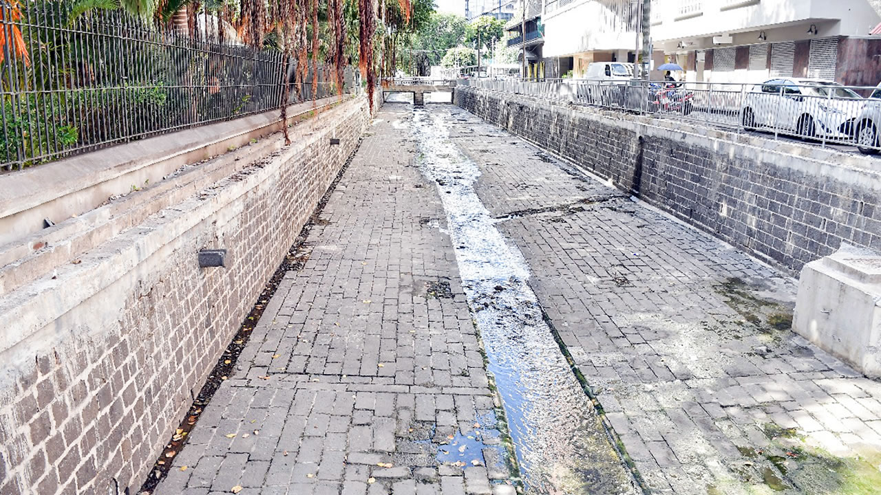 Datant de l’époque de La Bourdonnais, le ruisseau du Pouce, avec ses pierres taillées, traverse la capitale et rappelle l’héritage français. 