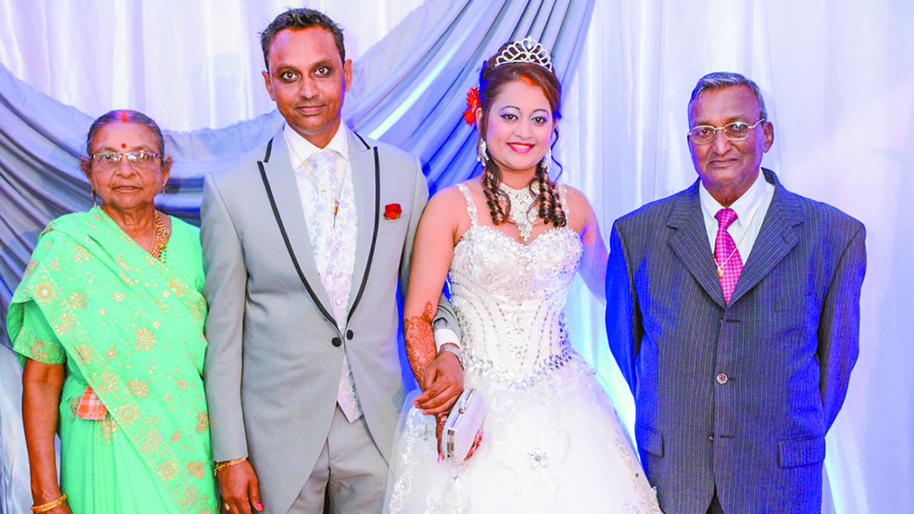 Le jour du mariage de l’avocat, ici entouré de ses parents.