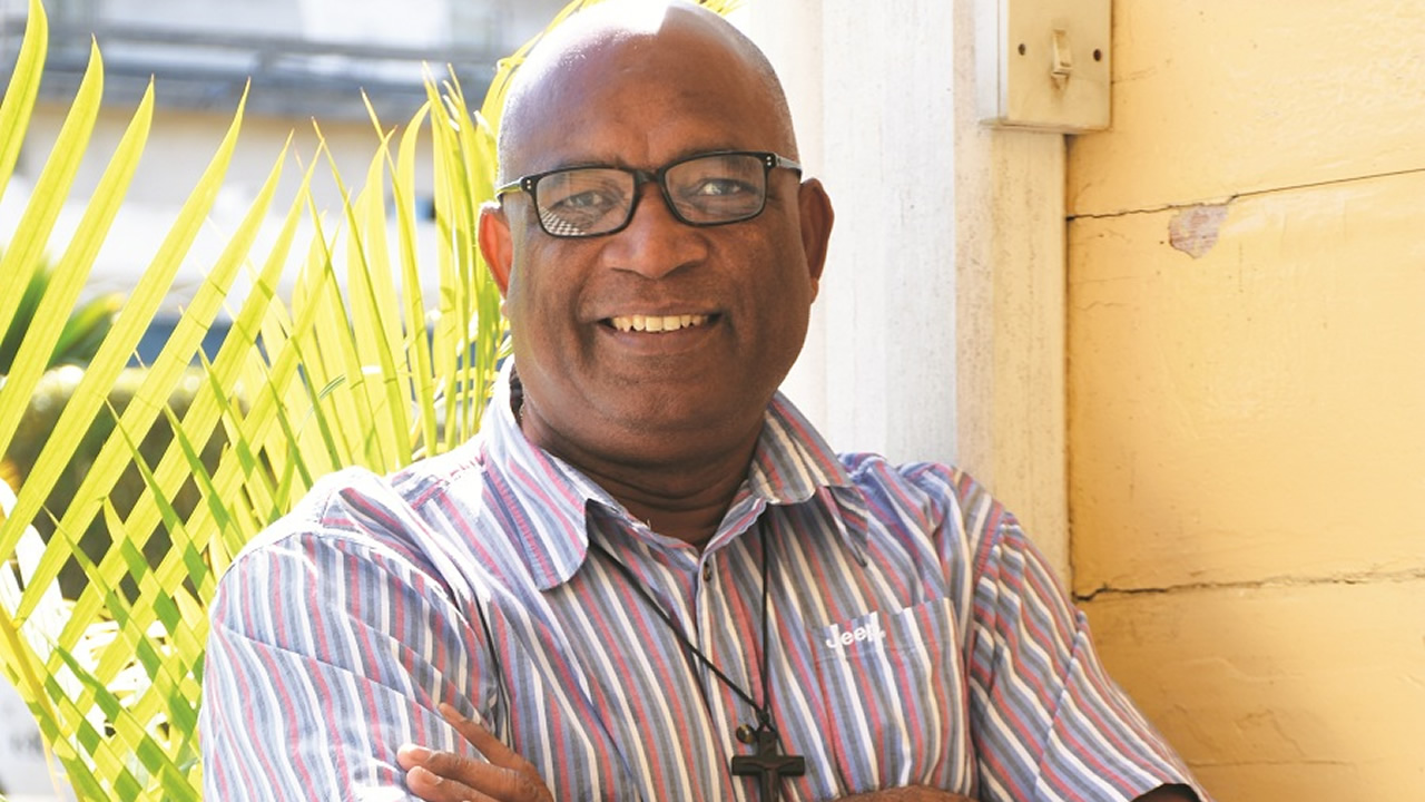 Le Père Sylvio Lodoïska invite les fidèles à réfléchir à leur propre vocation à la sainteté.