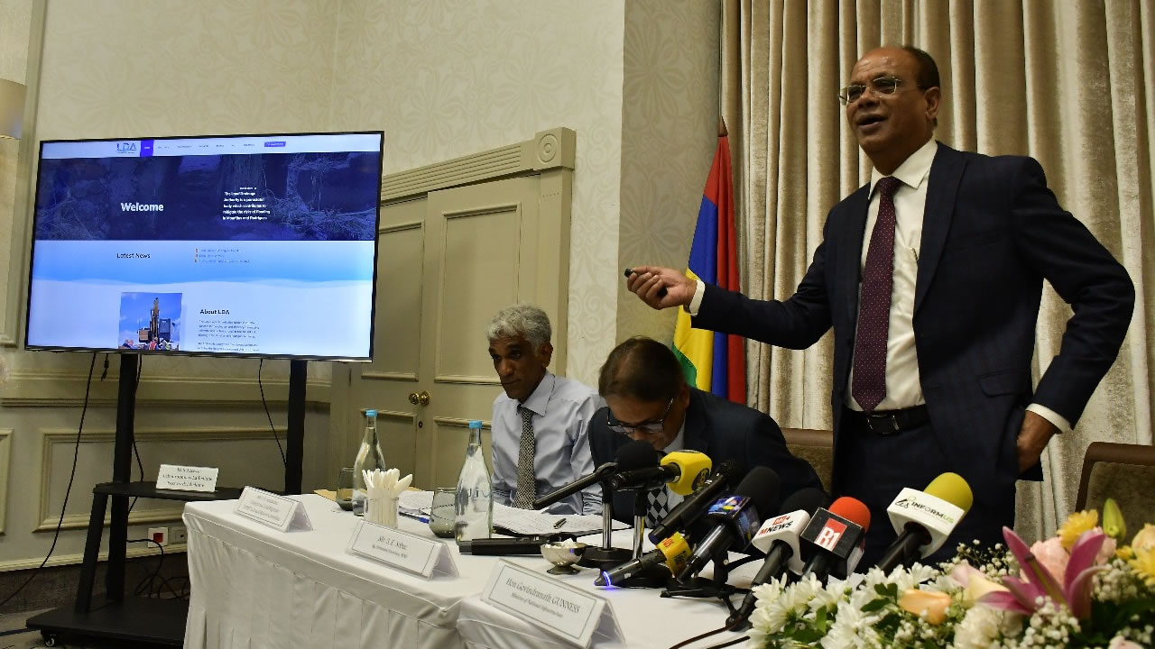 Le ministre Ajay Gunness présente les rapports sur le site de la  Land Drainage Authority.