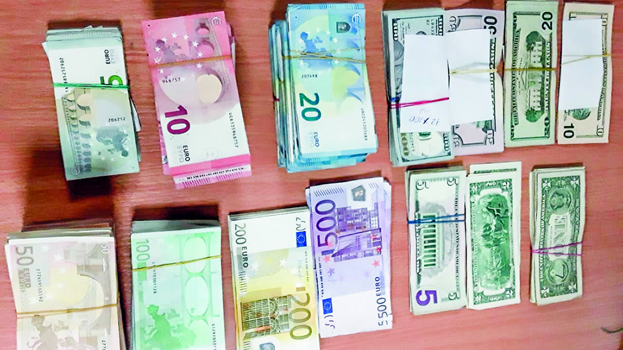 Plus de Rs 2,6 M en devises avaient été saisies sur un des passeurs en 2019.