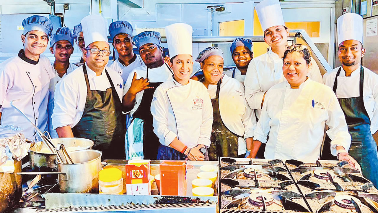 Dans la cuisine, explique Ayushi Gooroochurn, alias Chef Yu, c’est un peu comme une grande famille. Elle évoque un moment de partage.