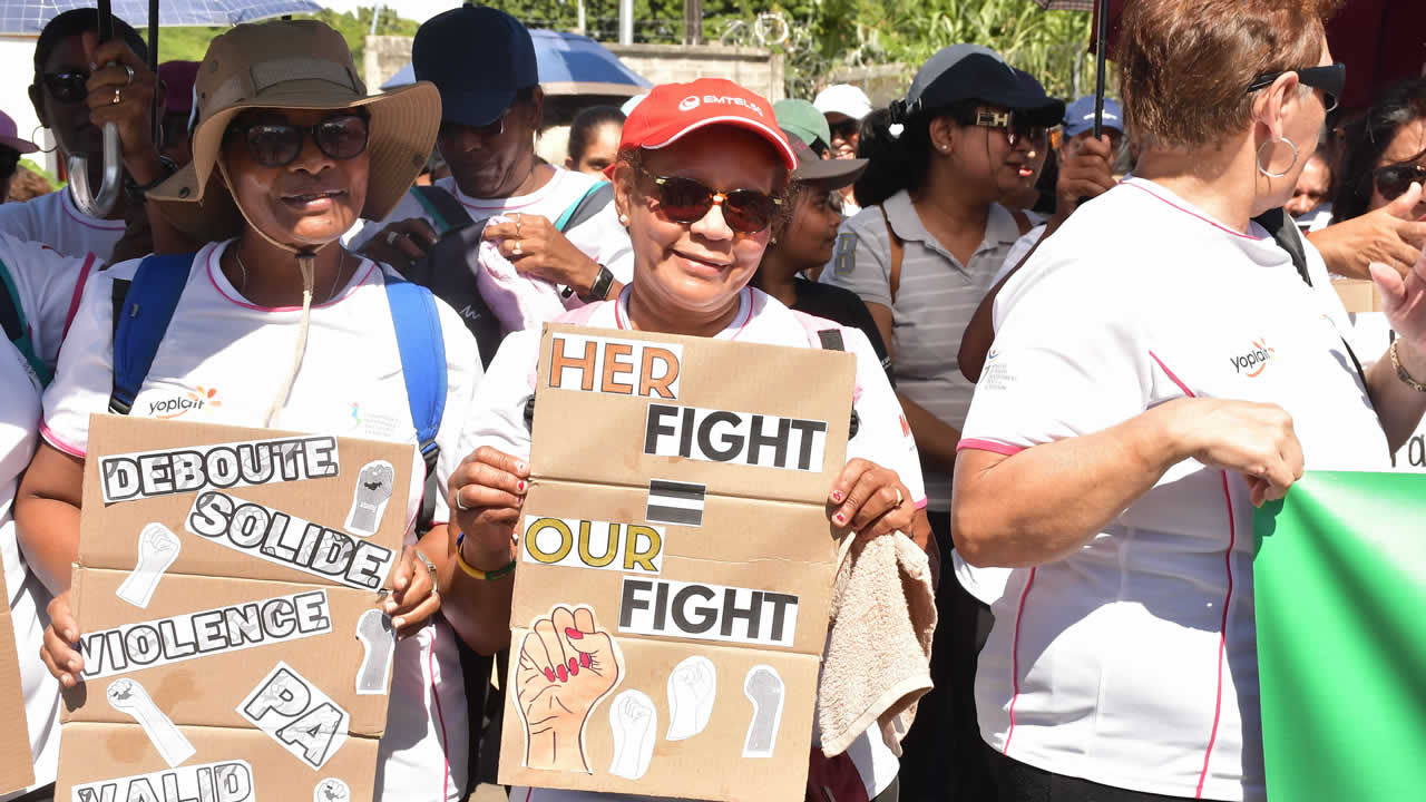 Ces femmes venues exprimer leur solidarité envers les victimes de violences conjugales.