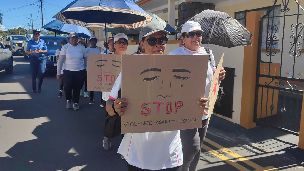 Un dessin poignant d’une femme en larmes, symbole de la lutte contre les violences.