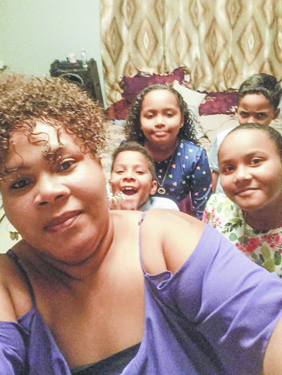 Carina se dit comblée par ses quatre enfants.