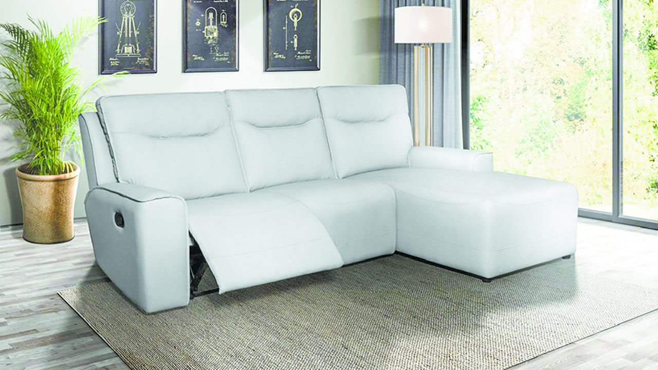 Une collection de canapés chez R.Gopee Home Excellence Ltd.